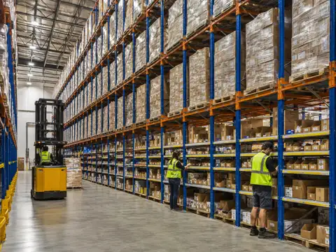 Warehouse combining upper reserve pallet storage with lower forward picking locations
