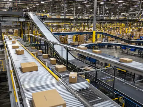 Large warehouse conveyor network transporting cartons through a distribution center